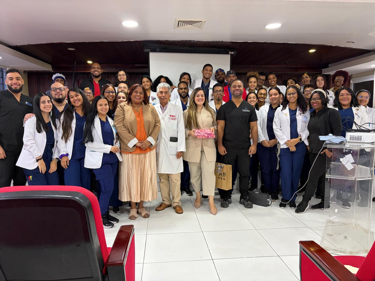 Hospital Moscoso Puello fortalece la atención neurológica con taller sobre manejo agudo del ictus