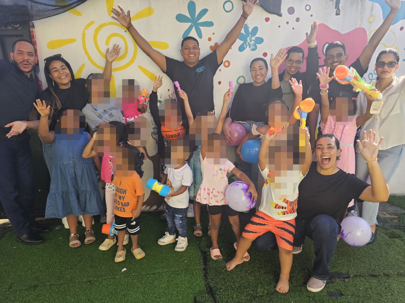JCI JAYCEES 72 entrega juguetes a niños sin hogar en Santo Domingo Oeste