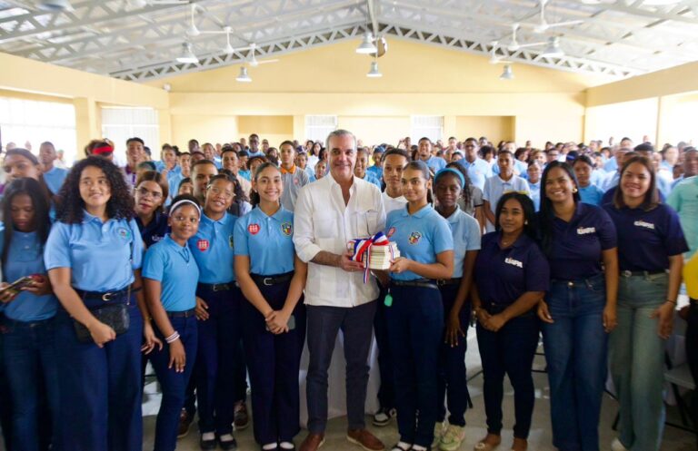 Presidente Abinader impulsa a estudiantes de Neiba a aprovechar las becas que ofrece el gobierno para su formación universitaria