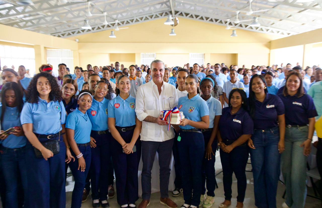 Presidente Abinader impulsa a estudiantes de Neiba a aprovechar las becas que ofrece el gobierno para su formación universitaria