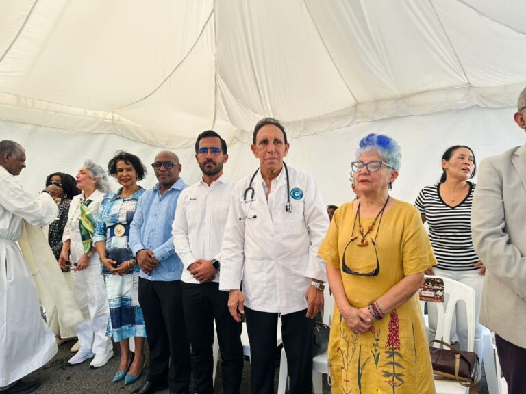 Con misa de acción de gracias Cruz Jiminián rinde homenaje a Virgen de la Altagracia  Con una acción de gracias que lleva más de 30 años, el doctor Félix Antonio Cruz Jiminián realizó su tradicional homenaje a la Virgen de la Altagracia, con la celebración de una misa este viernes  19 de enero, oficiada por los reverendos Daniel Marín, párroco de la Iglesia San Pablo Apóstol de Cristo Rey, y Wilfredo Montaño, "El Padre de la Alegría".  “La consideramos como nuestra madre protectora y espiritual del pueblo dominicano. Nos ayuda a enfrentar los obstáculos que se les presenten a lo largo de su vida expresó Cruz Jiminián.       “En toda mi vida he podido ver en medio de tantas situaciones que a través de mi fe en la Virgen de la Altagracia como éstas se han solucionado, por esto es mi devoción y amor a la madre de Cristo, que tanta misericordia ha tenido conmigo”, manifestó el galeno durante el solemne servicio realizado en las instalaciones de la Clínica Cruz Jiminián, ubicada en la Avenida Ortega y Gasset, No. 90, Cristo Rey, Distrito Nacional.  El 21 de enero es que se celebra Día Nacional de la Virgen de la Altagracia, pero el altruista médico explicó que se ofició esta misa este lunes 19 debido a la gran cantidad de actividades que se realizan en la fecha festiva.   El también presidente de la Fundación Cruz Jiminián llamó a la familia a estar unida en oración, clamando a Dios por fortaleza espiritual y ayuda para la solución de dificultades.      La Virgen de la Altagracia o Nuestra Señora de la Altagracia fue proclamada en el siglo XVI durante la época colonial, mientras que en República Dominicana el arzobispo de Santo Domingo, Monseñor Arturo de Meriño, fue quien pidió a la Santa Sede que fuese establecido como festividad el 21 de enero.	   Pie de foto: El doctor Félix Antonio Cruz Jiminián.