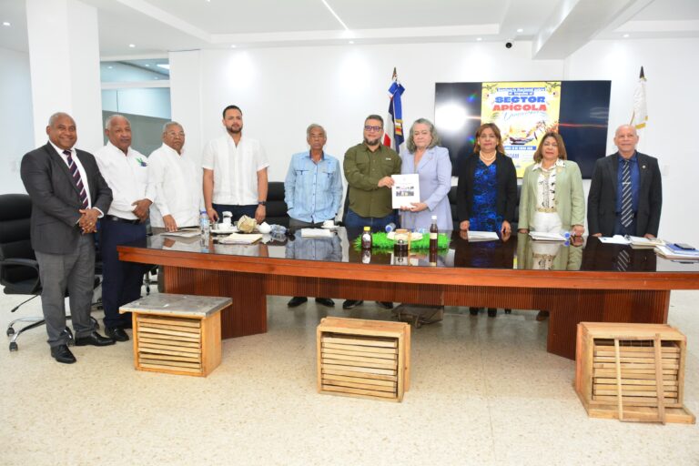 FEDA apoya el sector apícola con donación de cajas, capacitación y apoyo productivo