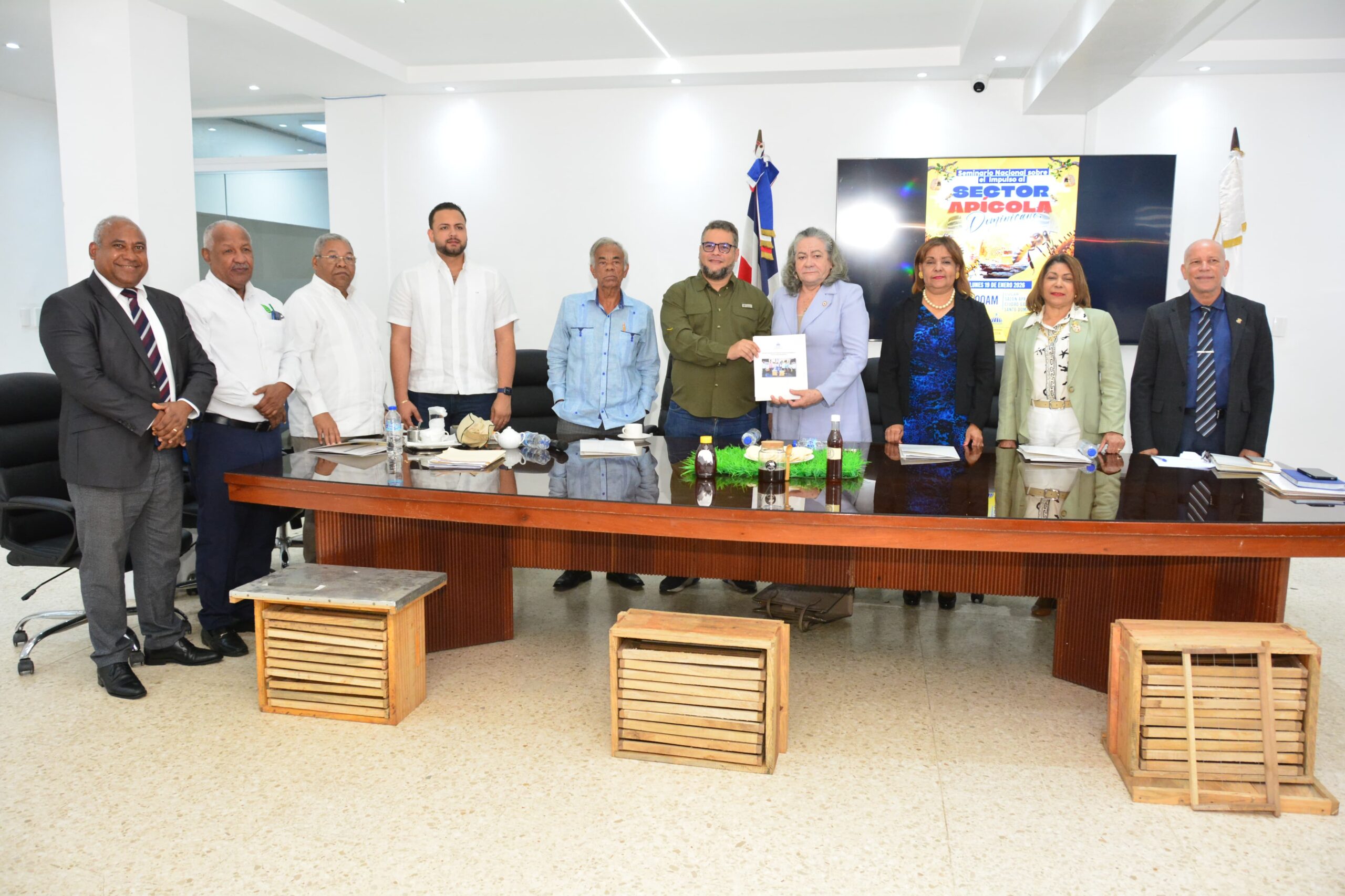 FEDA apoya el sector apícola con donación de cajas, capacitación y apoyo productivo