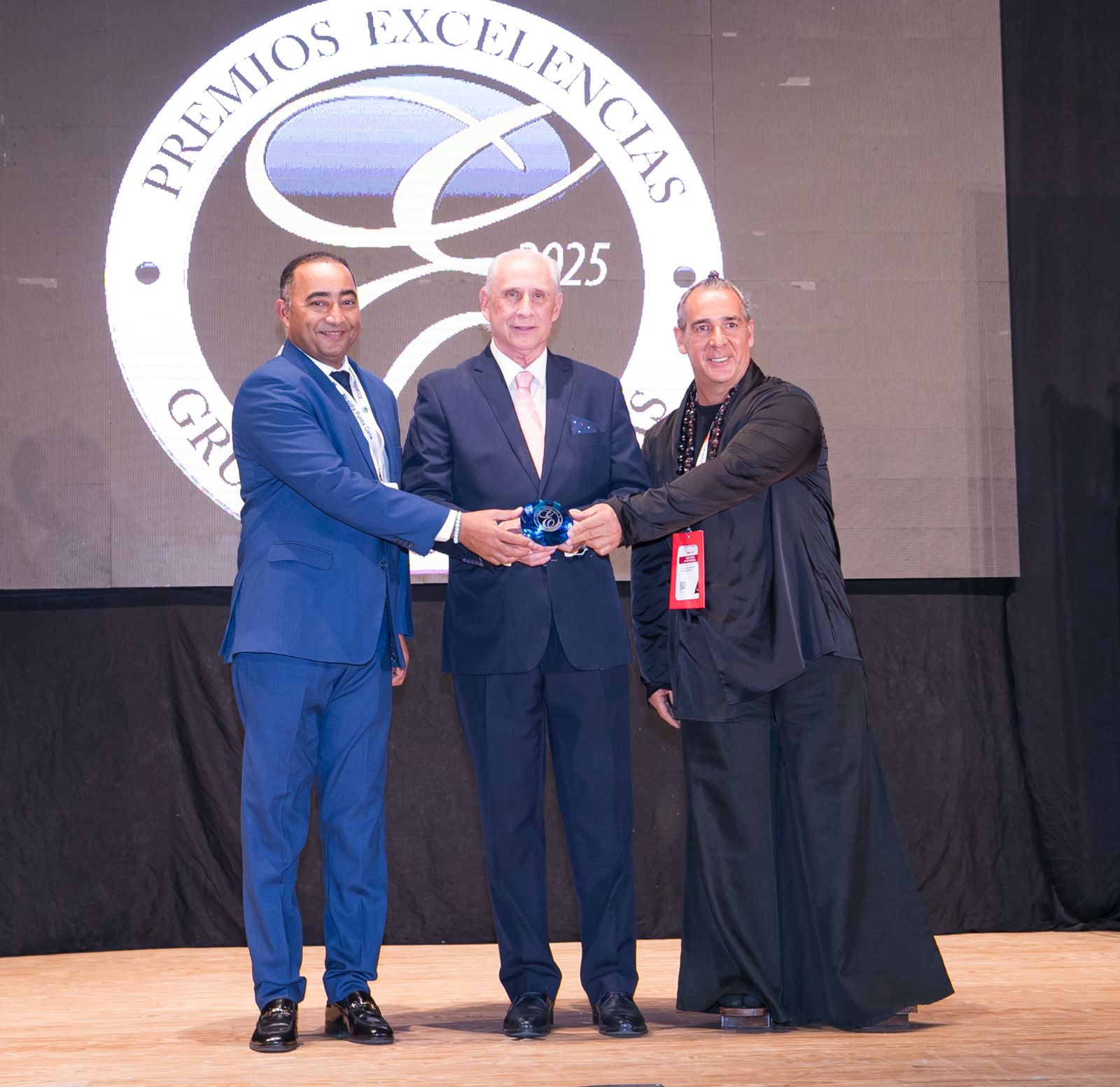 Flavio Acuña, líder en turismo wellness, recibe Premio Excelencias Turísticas