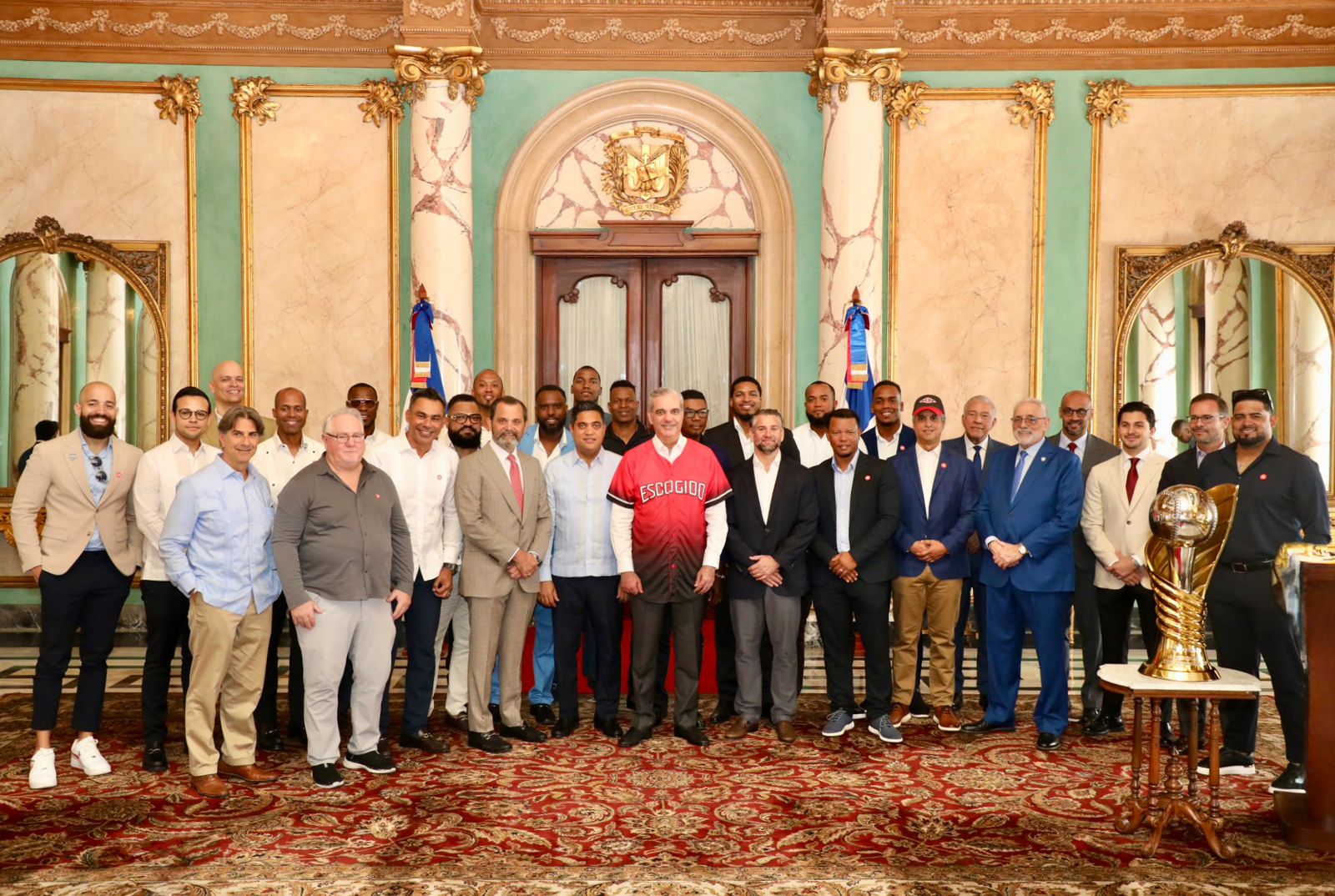 Presidente Abinader entrega la bandera dominicana a los Leones del Escogido para la Serie del Caribe 2026