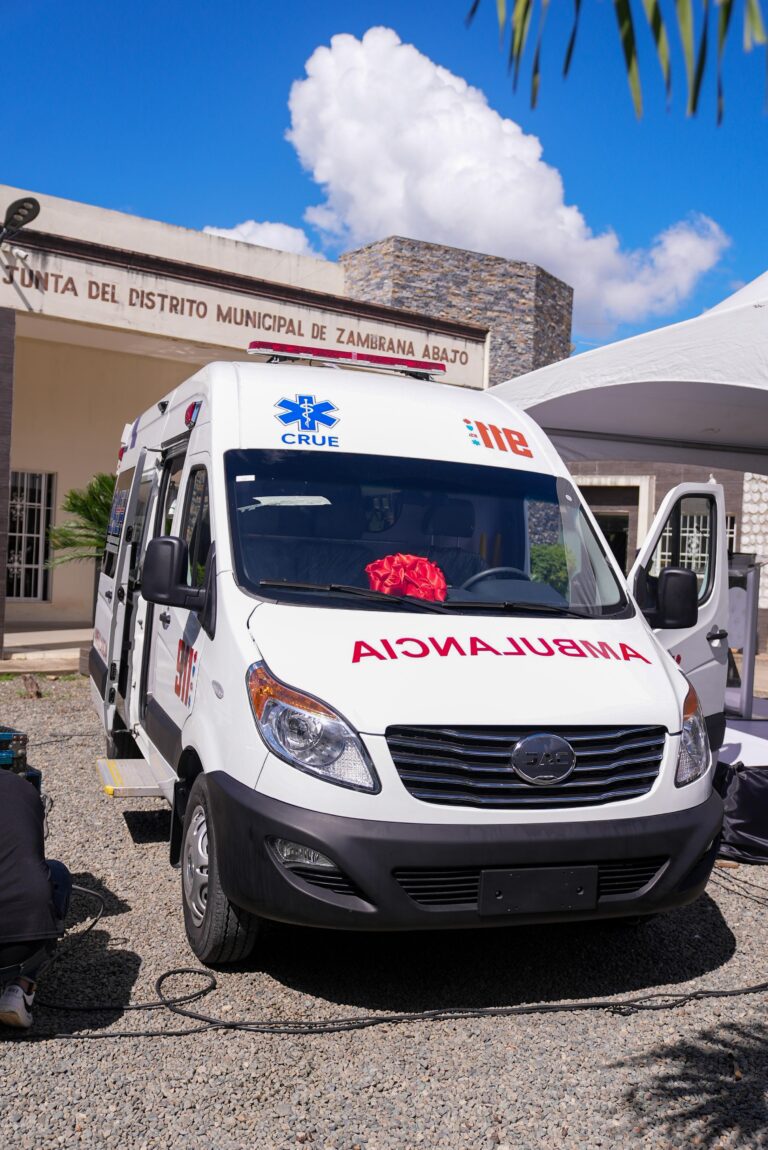 Entregan ambulancia para servicio de comunitarios en distrito municipal Zambrana Abajo