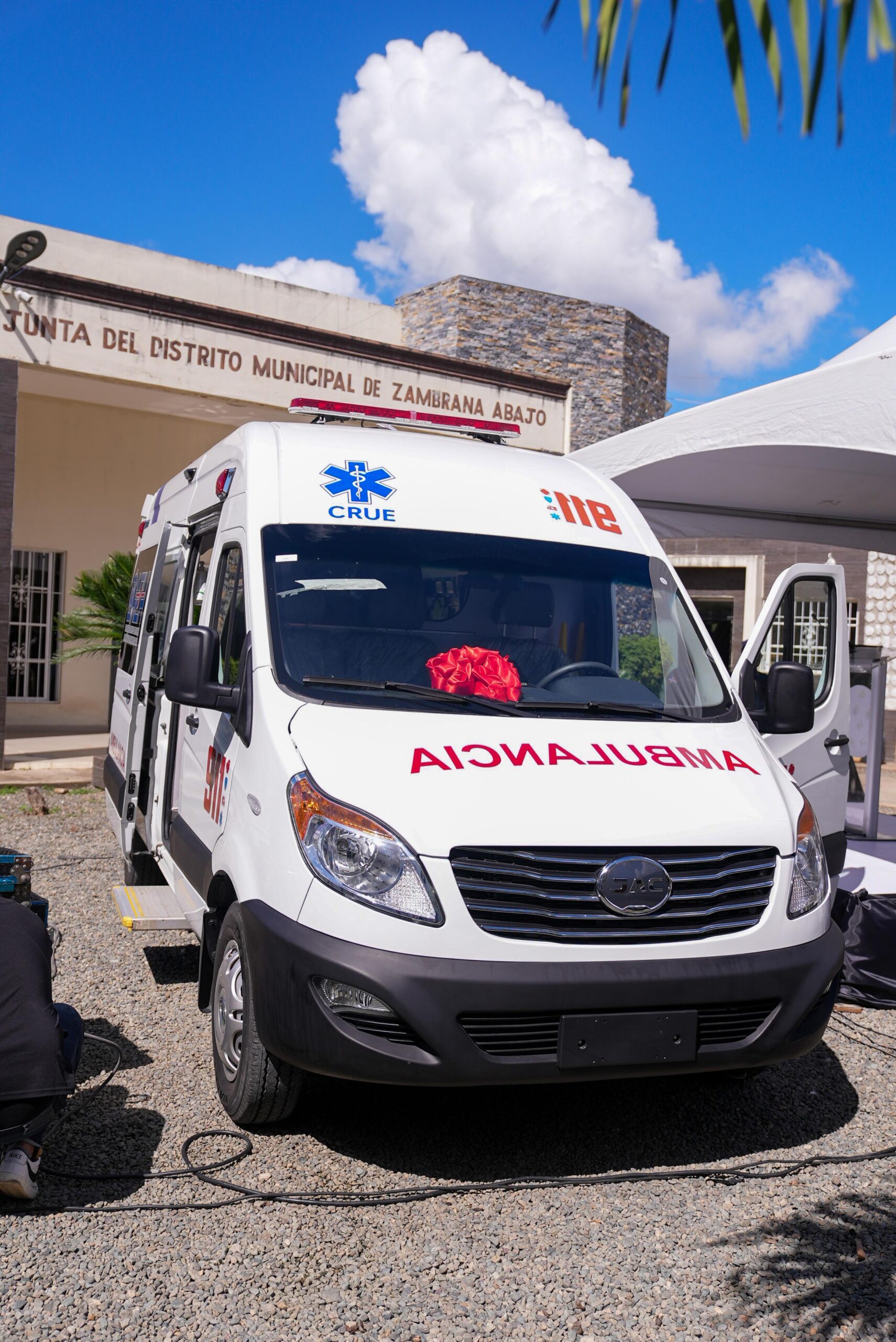 Entregan ambulancia para servicio de comunitarios en distrito municipal Zambrana Abajo