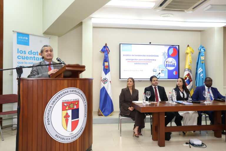 Carlos Carrera al liderar las palabras en nombre de UNICEF