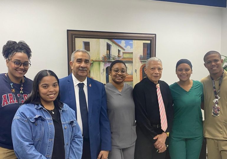 La dirección de Medicamentos de Alto Costo, del Ministerio de Salud, recibe en sus instalaciones el segundo siclo social del internado rotatorio de la carrera de medicina, en el programa desarrollado con estudiantes de medicina de la Universidad Autónoma de Santo Domingo UASD en las instalaciones de la DAMAC.
