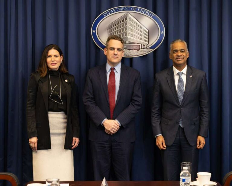 Ministro Joel Santos y subsecretario de Energía de EE. UU. abordan fortalecimiento sectores energía