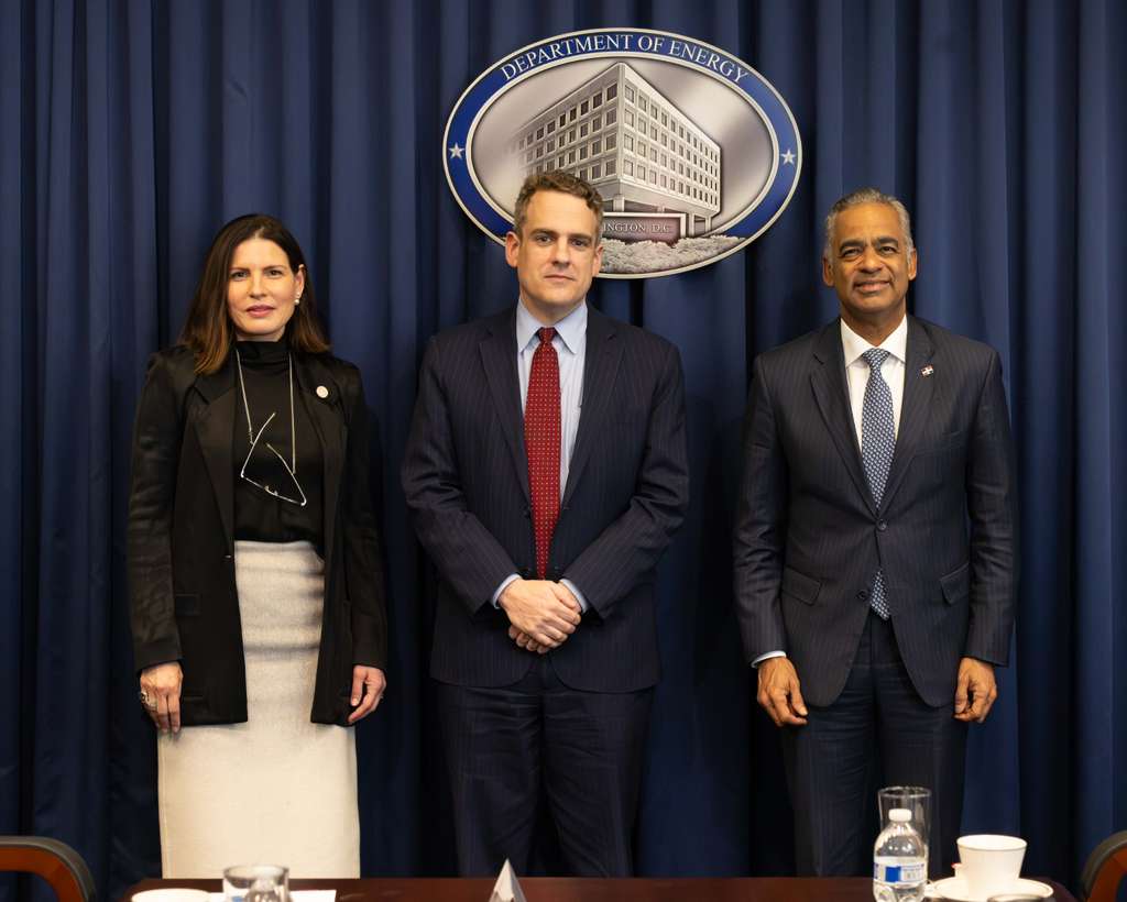 Ministro Joel Santos y subsecretario de Energía de EE. UU. abordan fortalecimiento sectores energía