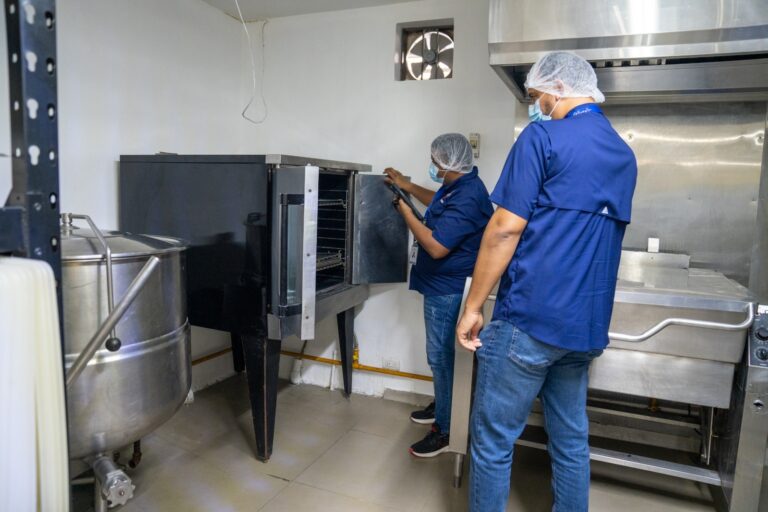 INABIE refuerza transparencia en licitaciones del almuerzo escolar con el uso de equipos tecnológicos