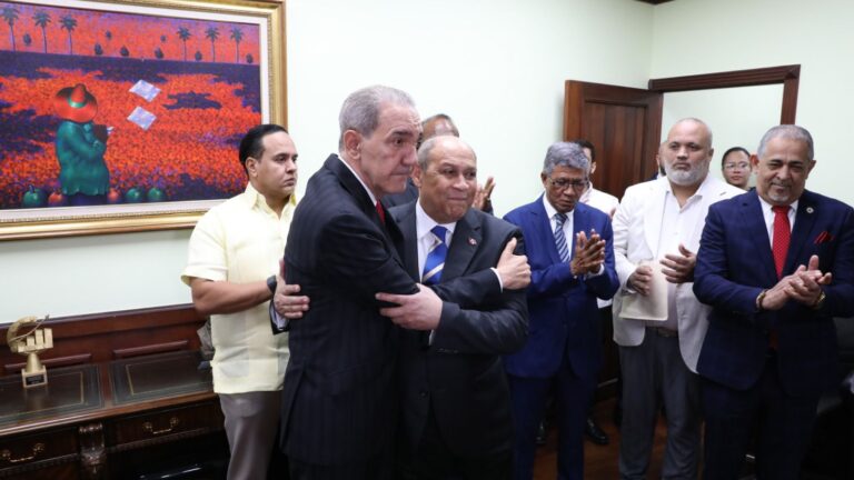 García Fermín entrega el MESCyT a Rafael Santos Badía y resalta continuidad y fortalecimiento institucional  Santo Domingo. – El Ministerio de Educación Superior, Ciencia y Tecnología (MESCyT) realizó este jueves el acto formal de traspaso de mando, en el que el ministro saliente, Franklin García Fermín, entregó la institución al nuevo titular, Rafael Evaristo Santos Badía, designado mediante el decreto presidencial núm. 84-26.  Durante el acto, García Fermín agradeció la oportunidad de haber dirigido la entidad desde agosto de 2020 y resaltó los avances logrados en el fortalecimiento del sistema de educación superior, la investigación científica y la ampliación de oportunidades para los sectores más vulnerables.  "Cumplí cinco años y seis meses en esta posición y me siento muy satisfecho. Me siento aún más tranquilo al saber que la persona que me sustituye es alguien íntegro, a quien conozco y respeto desde hace muchos años”, expresó.  El exfuncionario destacó la importancia de la honradez institucional y exhortó al equipo técnico a respaldar la nueva gestión.  "Mientras estén aquí, tienen que ser leales al ministro, que es la persona responsable de esta institución. Al hacerlo, también estamos siendo leales al país”, afirmó.  Asimismo, puso a disposición del nuevo titular su experiencia acumulada, y agradeció al presidente, Luis Abinader, por depositar la confianza en su gestión frente a la institución durante cinco años sirviendo al país con trasparencia, honestidad y, lealtad.  “Estoy a su disposición si me necesita; y si no, mucho mejor, porque significará que todo marchará bien”, agregó.  De su lado, el nuevo ministro, Rafael Evaristo Santos Badía, valoró la labor realizada por su antecesor y reiteró su compromiso de dar continuidad al trabajo institucional, con un enfoque técnico y de fortalecimiento del sistema.  "Esta es una institución técnica, manejada por profesionales de alto nivel. Lo único que puedo pedir es que trabajemos unidos y enfocados en seguir fortaleciendo la educación superior, la ciencia y la tecnología”, manifestó.  Santos Badía, subrayó que, su gestión estará orientada a consolidar los procesos, elevar la calidad académica y fortalecer la vinculación entre formación, innovación y desarrollo productivo.  “No vengo con agendas particulares, sino con el compromiso de servir al país desde esta responsabilidad”, sostuvo.  El acto de traspaso se realizó en presencia de viceministros, directores departamentales y colaboradores del MESCyT, quienes acompañaron tanto a la gestión saliente como a la entrante en este proceso de transición institucional.  Perfil del nuevo ministro  Rafael Evaristo Santos Badía es licenciado en Derecho por la Universidad de la Tercera Edad (UTE) y técnico en Administración de Empresas Cooperativas por la Universidad Nacional Pedro Henríquez Ureña (UNPHU).   Posee diplomados en Economía Política y Derecho Laboral y Sindical por la UASD, así como en Relaciones Internacionales por la UTE.  Cuenta con una amplia trayectoria en el ámbito educativo, sindical y legislativo. Fue diputado al Congreso Nacional, integró la Comisión Permanente de Educación de la Cámara de Diputados y participó en el Plan Decenal de Educación.   También ha formado parte de órganos directivos del INFOTEP y del sistema de seguridad social del magisterio.  Es autor del libro “Treinta años de gremialismo magistral en la República Dominicana” y ha sido reconocido con la Orden al Mérito de Duarte, Sánchez y Mella, en el grado de Caballero, entre otras distinciones.  Con esta designación, el MESCyT inicia una nueva etapa enfocada en la continuidad institucional, el fortalecimiento de la calidad educativa y el impulso a la ciencia, la tecnología y la innovación como pilares del desarrollo nacional.