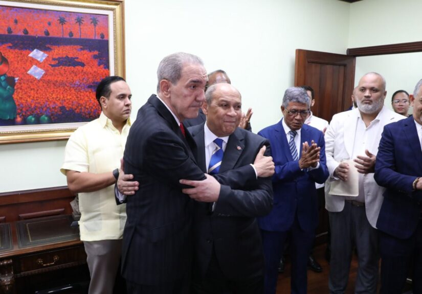 García Fermín entrega el MESCyT a Rafael Santos Badía y resalta continuidad y fortalecimiento institucional  Santo Domingo. – El Ministerio de Educación Superior, Ciencia y Tecnología (MESCyT) realizó este jueves el acto formal de traspaso de mando, en el que el ministro saliente, Franklin García Fermín, entregó la institución al nuevo titular, Rafael Evaristo Santos Badía, designado mediante el decreto presidencial núm. 84-26.  Durante el acto, García Fermín agradeció la oportunidad de haber dirigido la entidad desde agosto de 2020 y resaltó los avances logrados en el fortalecimiento del sistema de educación superior, la investigación científica y la ampliación de oportunidades para los sectores más vulnerables.  "Cumplí cinco años y seis meses en esta posición y me siento muy satisfecho. Me siento aún más tranquilo al saber que la persona que me sustituye es alguien íntegro, a quien conozco y respeto desde hace muchos años”, expresó.  El exfuncionario destacó la importancia de la honradez institucional y exhortó al equipo técnico a respaldar la nueva gestión.  "Mientras estén aquí, tienen que ser leales al ministro, que es la persona responsable de esta institución. Al hacerlo, también estamos siendo leales al país”, afirmó.  Asimismo, puso a disposición del nuevo titular su experiencia acumulada, y agradeció al presidente, Luis Abinader, por depositar la confianza en su gestión frente a la institución durante cinco años sirviendo al país con trasparencia, honestidad y, lealtad.  “Estoy a su disposición si me necesita; y si no, mucho mejor, porque significará que todo marchará bien”, agregó.  De su lado, el nuevo ministro, Rafael Evaristo Santos Badía, valoró la labor realizada por su antecesor y reiteró su compromiso de dar continuidad al trabajo institucional, con un enfoque técnico y de fortalecimiento del sistema.  "Esta es una institución técnica, manejada por profesionales de alto nivel. Lo único que puedo pedir es que trabajemos unidos y enfocados en seguir fortaleciendo la educación superior, la ciencia y la tecnología”, manifestó.  Santos Badía, subrayó que, su gestión estará orientada a consolidar los procesos, elevar la calidad académica y fortalecer la vinculación entre formación, innovación y desarrollo productivo.  “No vengo con agendas particulares, sino con el compromiso de servir al país desde esta responsabilidad”, sostuvo.  El acto de traspaso se realizó en presencia de viceministros, directores departamentales y colaboradores del MESCyT, quienes acompañaron tanto a la gestión saliente como a la entrante en este proceso de transición institucional.  Perfil del nuevo ministro  Rafael Evaristo Santos Badía es licenciado en Derecho por la Universidad de la Tercera Edad (UTE) y técnico en Administración de Empresas Cooperativas por la Universidad Nacional Pedro Henríquez Ureña (UNPHU).   Posee diplomados en Economía Política y Derecho Laboral y Sindical por la UASD, así como en Relaciones Internacionales por la UTE.  Cuenta con una amplia trayectoria en el ámbito educativo, sindical y legislativo. Fue diputado al Congreso Nacional, integró la Comisión Permanente de Educación de la Cámara de Diputados y participó en el Plan Decenal de Educación.   También ha formado parte de órganos directivos del INFOTEP y del sistema de seguridad social del magisterio.  Es autor del libro “Treinta años de gremialismo magistral en la República Dominicana” y ha sido reconocido con la Orden al Mérito de Duarte, Sánchez y Mella, en el grado de Caballero, entre otras distinciones.  Con esta designación, el MESCyT inicia una nueva etapa enfocada en la continuidad institucional, el fortalecimiento de la calidad educativa y el impulso a la ciencia, la tecnología y la innovación como pilares del desarrollo nacional.