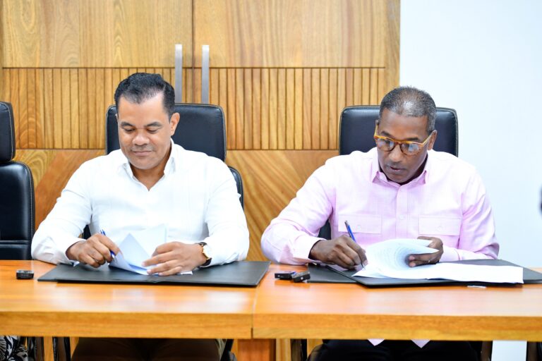 DIDA e IDOPPRIL firman acuerdo para fortalecer derechos de los trabajadores y la eficiencia del SDSS