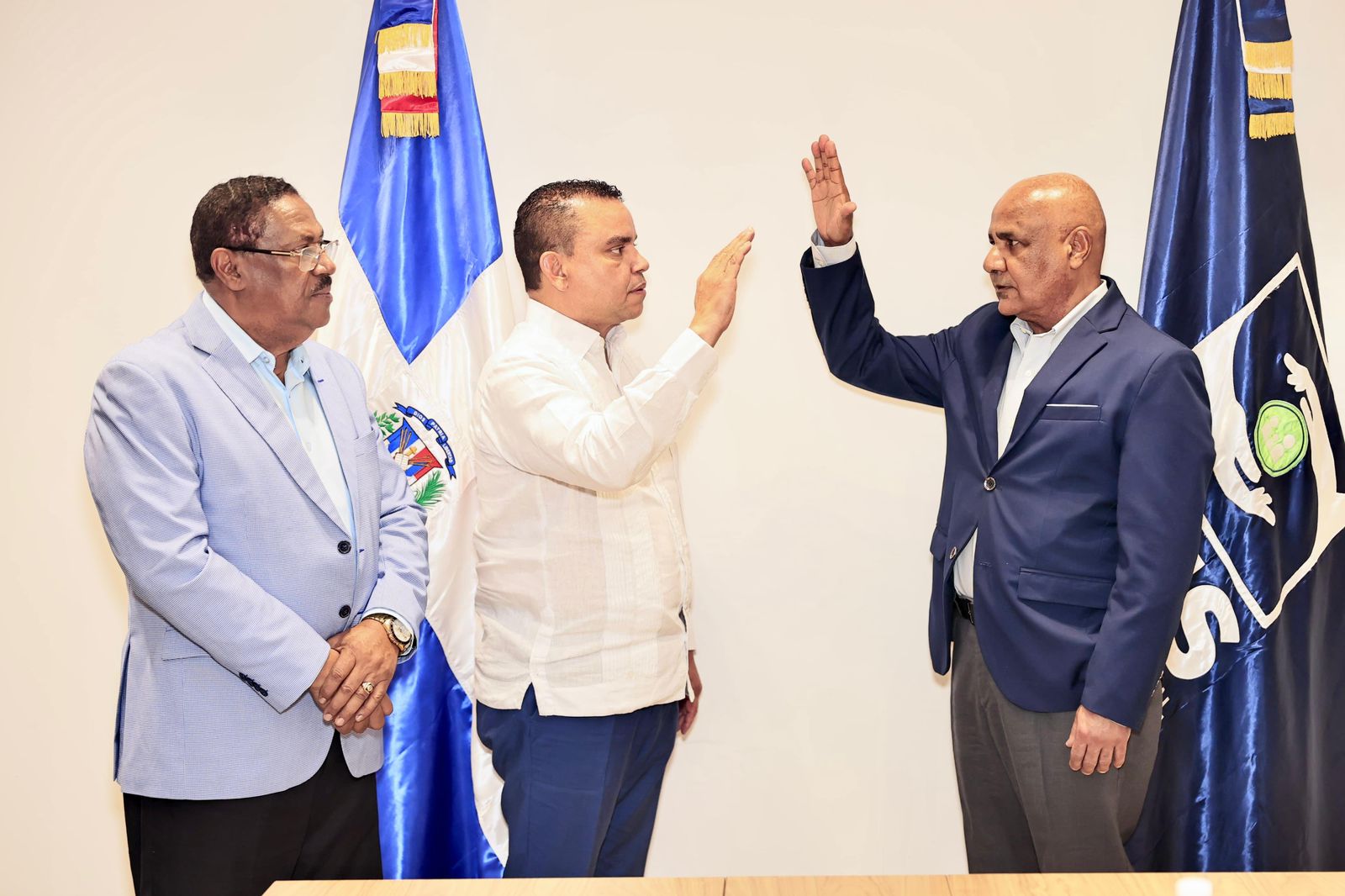 SNS juramenta a epidemiólogo Rafael de Luna como Coordinador Nacional de Hospitales