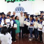 Desarrollo de la Comunidad entrega certificados a emprendedores en Monte Plata