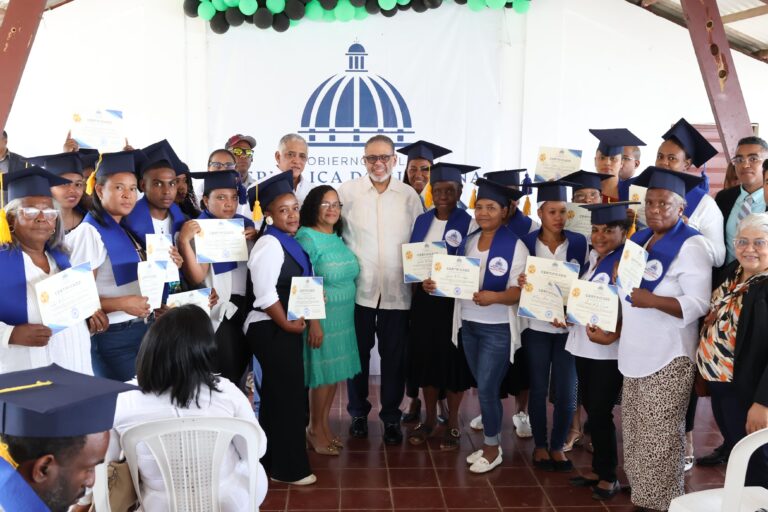 Desarrollo de la Comunidad entrega certificados a emprendedores en Monte Plata