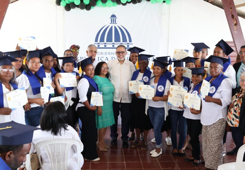 Desarrollo de la Comunidad entrega certificados a emprendedores en Monte Plata