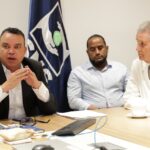 Santo Domingo. A fin de garantizar una asistencia oportuna y de calidad a las emergencias que puedan presentarse durante el asueto de la Semana Mayor, el director ejecutivo del Servicio Nacional de Salud (SNS), doctor Julio Landrón, encabezó este lunes una reunión estratégica de seguimiento con directores de hospitales, regionales y de la sede central.  El doctor Julio Landrón reiteró que en el marco del Operativo Conciencia por la Vida Semana Santa 2026, se priorizaron 32 hospitales, donde históricamente se registra mayor afluencia de pacientes por intoxicaciones, accidentes u otras eventualidades propias de la temporada.   Sostuvo que un equipo integrado por más de 50 personas, distribuidas entre el nivel central y las regionales, liderará la coordinación permanente durante todo el operativo, quienes darán seguimiento en tiempo real a la disponibilidad de camas, incluyendo unidades de cuidados intensivos, para facilitar el traslado oportuno de pacientes entre centros de la red que lo requieran.   De igual manera, informó que se habilitó el enlace correspondiente para el monitoreo de las diferentes variables, así como los horarios de asistencia de los distintos tipos de emergencias que puedan presentarse.   “Con estas acciones de coordinación de cara a la Semana Mayor reiteramos el compromiso de garantizar una asistencia oportuna a la población, con un enfoque en la prevención, centrándonos en variables como la ingesta de bebidas alcohólicas y accidentes de tránsito”, resaltó.  El doctor Julio Landrón reiteró que, confirmado por los mismos directores y autoridades de los centros de salud, estos hospitales cuentan con todos los equipos, los recursos humanos, medicamentos y los insumos necesarios para dar una respuesta a la población de forma oportuna, digna y de calidad.