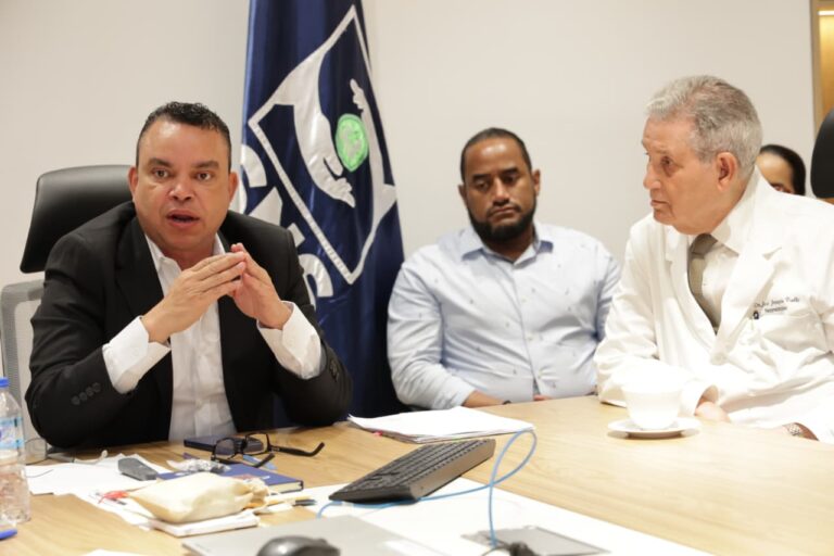 Santo Domingo. A fin de garantizar una asistencia oportuna y de calidad a las emergencias que puedan presentarse durante el asueto de la Semana Mayor, el director ejecutivo del Servicio Nacional de Salud (SNS), doctor Julio Landrón, encabezó este lunes una reunión estratégica de seguimiento con directores de hospitales, regionales y de la sede central.  El doctor Julio Landrón reiteró que en el marco del Operativo Conciencia por la Vida Semana Santa 2026, se priorizaron 32 hospitales, donde históricamente se registra mayor afluencia de pacientes por intoxicaciones, accidentes u otras eventualidades propias de la temporada.   Sostuvo que un equipo integrado por más de 50 personas, distribuidas entre el nivel central y las regionales, liderará la coordinación permanente durante todo el operativo, quienes darán seguimiento en tiempo real a la disponibilidad de camas, incluyendo unidades de cuidados intensivos, para facilitar el traslado oportuno de pacientes entre centros de la red que lo requieran.   De igual manera, informó que se habilitó el enlace correspondiente para el monitoreo de las diferentes variables, así como los horarios de asistencia de los distintos tipos de emergencias que puedan presentarse.   “Con estas acciones de coordinación de cara a la Semana Mayor reiteramos el compromiso de garantizar una asistencia oportuna a la población, con un enfoque en la prevención, centrándonos en variables como la ingesta de bebidas alcohólicas y accidentes de tránsito”, resaltó.  El doctor Julio Landrón reiteró que, confirmado por los mismos directores y autoridades de los centros de salud, estos hospitales cuentan con todos los equipos, los recursos humanos, medicamentos y los insumos necesarios para dar una respuesta a la población de forma oportuna, digna y de calidad.