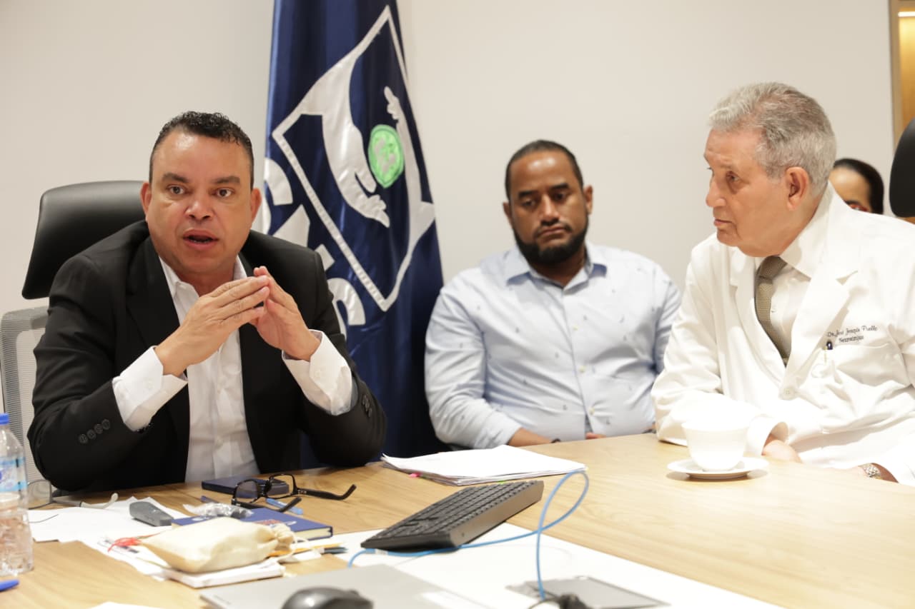 Santo Domingo. A fin de garantizar una asistencia oportuna y de calidad a las emergencias que puedan presentarse durante el asueto de la Semana Mayor, el director ejecutivo del Servicio Nacional de Salud (SNS), doctor Julio Landrón, encabezó este lunes una reunión estratégica de seguimiento con directores de hospitales, regionales y de la sede central.  El doctor Julio Landrón reiteró que en el marco del Operativo Conciencia por la Vida Semana Santa 2026, se priorizaron 32 hospitales, donde históricamente se registra mayor afluencia de pacientes por intoxicaciones, accidentes u otras eventualidades propias de la temporada.   Sostuvo que un equipo integrado por más de 50 personas, distribuidas entre el nivel central y las regionales, liderará la coordinación permanente durante todo el operativo, quienes darán seguimiento en tiempo real a la disponibilidad de camas, incluyendo unidades de cuidados intensivos, para facilitar el traslado oportuno de pacientes entre centros de la red que lo requieran.   De igual manera, informó que se habilitó el enlace correspondiente para el monitoreo de las diferentes variables, así como los horarios de asistencia de los distintos tipos de emergencias que puedan presentarse.   “Con estas acciones de coordinación de cara a la Semana Mayor reiteramos el compromiso de garantizar una asistencia oportuna a la población, con un enfoque en la prevención, centrándonos en variables como la ingesta de bebidas alcohólicas y accidentes de tránsito”, resaltó.  El doctor Julio Landrón reiteró que, confirmado por los mismos directores y autoridades de los centros de salud, estos hospitales cuentan con todos los equipos, los recursos humanos, medicamentos y los insumos necesarios para dar una respuesta a la población de forma oportuna, digna y de calidad.