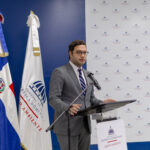 Medio Ambiente presenta Premio Nacional Ambiental 2026 para reconocer la sostenibilidad y la innovación en el país SANTO DOMINGO (República Dominicana). – El Ministerio de Medio Ambiente y Recursos Naturales anunció el lanzamiento del Premio Nacional Ambiental 2026, una iniciativa orientada a reconocer las mejores prácticas de protección ambiental, uso sostenible de los recursos naturales e innovación en materia de sostenibilidad en la República Dominicana. Este galardón, impulsado bajo el liderazgo del ministro, Paíno Henríquez, y sustentado en el artículo 66 de la Ley General de Medio Ambiente (64-00), amplía su alcance respecto a ediciones anteriores —realizadas bajo el nombre de Premio Nacional de Producción Más Limpia— para integrar una visión más inclusiva que abarca no solo el sector productivo, sino también la investigación, la innovación y la gestión pública sostenible. En declaraciones previas, el ministro de Medio Ambiente, Paíno Henríquez, ha destacado que, “El Premio Nacional Ambiental marca el camino hacia una República Dominicana sostenible, donde el desarrollo económico y la protección del medio ambiente no son opuestos, sino aliados estratégicos; solo así podremos construir un futuro más resiliente, basado en la eficiencia, la innovación y el respeto a nuestros recursos naturales”. La coordinación del Premio Nacional Ambiental estará a cargo de la Dirección de Producción y Consumo Sostenible del Viceministerio de Cambio Climático y Sostenibilidad, dirigido su director Carlos Daniel Taveras, con el apoyo de diversas dependencias del Ministerio y posibles aliados del sector público y académico. “Desde la Dirección de Producción y Consumo Sostenible impulsamos este premio como una plataforma para visibilizar y escalar iniciativas que están transformando la manera en que producimos, investigamos y gestionamos nuestros recursos. Apostamos a reconocer soluciones concretas que aporten valor ambiental y que puedan ser replicadas en todo el país.”, expresó el director Carlos Daniel Taveras. El Premio Nacional Ambiental sustentado mediante la resolución No. 0011/2026, contará con cuatro renglones principales: Producción Más Limpia, dirigido al sector empresarial; Investigación, enfocado en el ámbito académico en niveles técnico, secundario y universitario; Innovación, abierto a personas, organizaciones y ONG que desarrollen soluciones a desafíos ambientales; y Gestión Institucional, destinado a entidades públicas que impulsen mejoras en su desempeño ambiental. Con esta iniciativa, el Ministerio busca promover la competitividad sostenible, incentivar la economía circular, fomentar la investigación aplicada a problemáticas ambientales y fortalecer la articulación entre los sectores productivo, académico e institucional. Asimismo, el premio pretende posicionar la gestión ambiental como un eje clave del desarrollo económico del país. El proceso del premio tendrá una duración de ocho meses, estructurado en tres etapas: promoción y postulación de proyectos, evaluación técnica y selección de ganadores, y finalmente la entrega de reconocimientos, prevista para diciembre de 2026. Los participantes podrán optar por estatuillas, certificados y reconocimiento público, además de beneficios asociados al fortalecimiento de su reputación y cumplimiento ambiental. En sus siete ediciones anteriores, el premio ha registrado más de 270 postulaciones, otorgando reconocimientos a iniciativas que han logrado reducir el consumo de agua y energía, disminuir emisiones de carbono, optimizar el manejo de residuos y fomentar el uso de energías renovables, contribuyendo significativamente a la sostenibilidad ambiental del país. Con esta nueva edición, el Ministerio de Medio Ambiente reafirma su compromiso de impulsar un modelo de desarrollo sostenible que integre la protección de los recursos naturales con el crecimiento económico y el bienestar social.