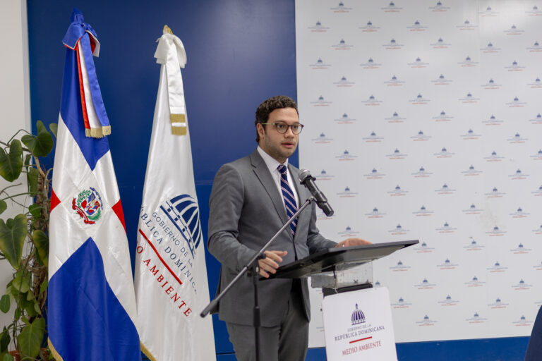 Medio Ambiente presenta Premio Nacional Ambiental 2026 para reconocer la sostenibilidad y la innovación en el país SANTO DOMINGO (República Dominicana). – El Ministerio de Medio Ambiente y Recursos Naturales anunció el lanzamiento del Premio Nacional Ambiental 2026, una iniciativa orientada a reconocer las mejores prácticas de protección ambiental, uso sostenible de los recursos naturales e innovación en materia de sostenibilidad en la República Dominicana. Este galardón, impulsado bajo el liderazgo del ministro, Paíno Henríquez, y sustentado en el artículo 66 de la Ley General de Medio Ambiente (64-00), amplía su alcance respecto a ediciones anteriores —realizadas bajo el nombre de Premio Nacional de Producción Más Limpia— para integrar una visión más inclusiva que abarca no solo el sector productivo, sino también la investigación, la innovación y la gestión pública sostenible. En declaraciones previas, el ministro de Medio Ambiente, Paíno Henríquez, ha destacado que, “El Premio Nacional Ambiental marca el camino hacia una República Dominicana sostenible, donde el desarrollo económico y la protección del medio ambiente no son opuestos, sino aliados estratégicos; solo así podremos construir un futuro más resiliente, basado en la eficiencia, la innovación y el respeto a nuestros recursos naturales”. La coordinación del Premio Nacional Ambiental estará a cargo de la Dirección de Producción y Consumo Sostenible del Viceministerio de Cambio Climático y Sostenibilidad, dirigido su director Carlos Daniel Taveras, con el apoyo de diversas dependencias del Ministerio y posibles aliados del sector público y académico. “Desde la Dirección de Producción y Consumo Sostenible impulsamos este premio como una plataforma para visibilizar y escalar iniciativas que están transformando la manera en que producimos, investigamos y gestionamos nuestros recursos. Apostamos a reconocer soluciones concretas que aporten valor ambiental y que puedan ser replicadas en todo el país.”, expresó el director Carlos Daniel Taveras. El Premio Nacional Ambiental sustentado mediante la resolución No. 0011/2026, contará con cuatro renglones principales: Producción Más Limpia, dirigido al sector empresarial; Investigación, enfocado en el ámbito académico en niveles técnico, secundario y universitario; Innovación, abierto a personas, organizaciones y ONG que desarrollen soluciones a desafíos ambientales; y Gestión Institucional, destinado a entidades públicas que impulsen mejoras en su desempeño ambiental. Con esta iniciativa, el Ministerio busca promover la competitividad sostenible, incentivar la economía circular, fomentar la investigación aplicada a problemáticas ambientales y fortalecer la articulación entre los sectores productivo, académico e institucional. Asimismo, el premio pretende posicionar la gestión ambiental como un eje clave del desarrollo económico del país. El proceso del premio tendrá una duración de ocho meses, estructurado en tres etapas: promoción y postulación de proyectos, evaluación técnica y selección de ganadores, y finalmente la entrega de reconocimientos, prevista para diciembre de 2026. Los participantes podrán optar por estatuillas, certificados y reconocimiento público, además de beneficios asociados al fortalecimiento de su reputación y cumplimiento ambiental. En sus siete ediciones anteriores, el premio ha registrado más de 270 postulaciones, otorgando reconocimientos a iniciativas que han logrado reducir el consumo de agua y energía, disminuir emisiones de carbono, optimizar el manejo de residuos y fomentar el uso de energías renovables, contribuyendo significativamente a la sostenibilidad ambiental del país. Con esta nueva edición, el Ministerio de Medio Ambiente reafirma su compromiso de impulsar un modelo de desarrollo sostenible que integre la protección de los recursos naturales con el crecimiento económico y el bienestar social.