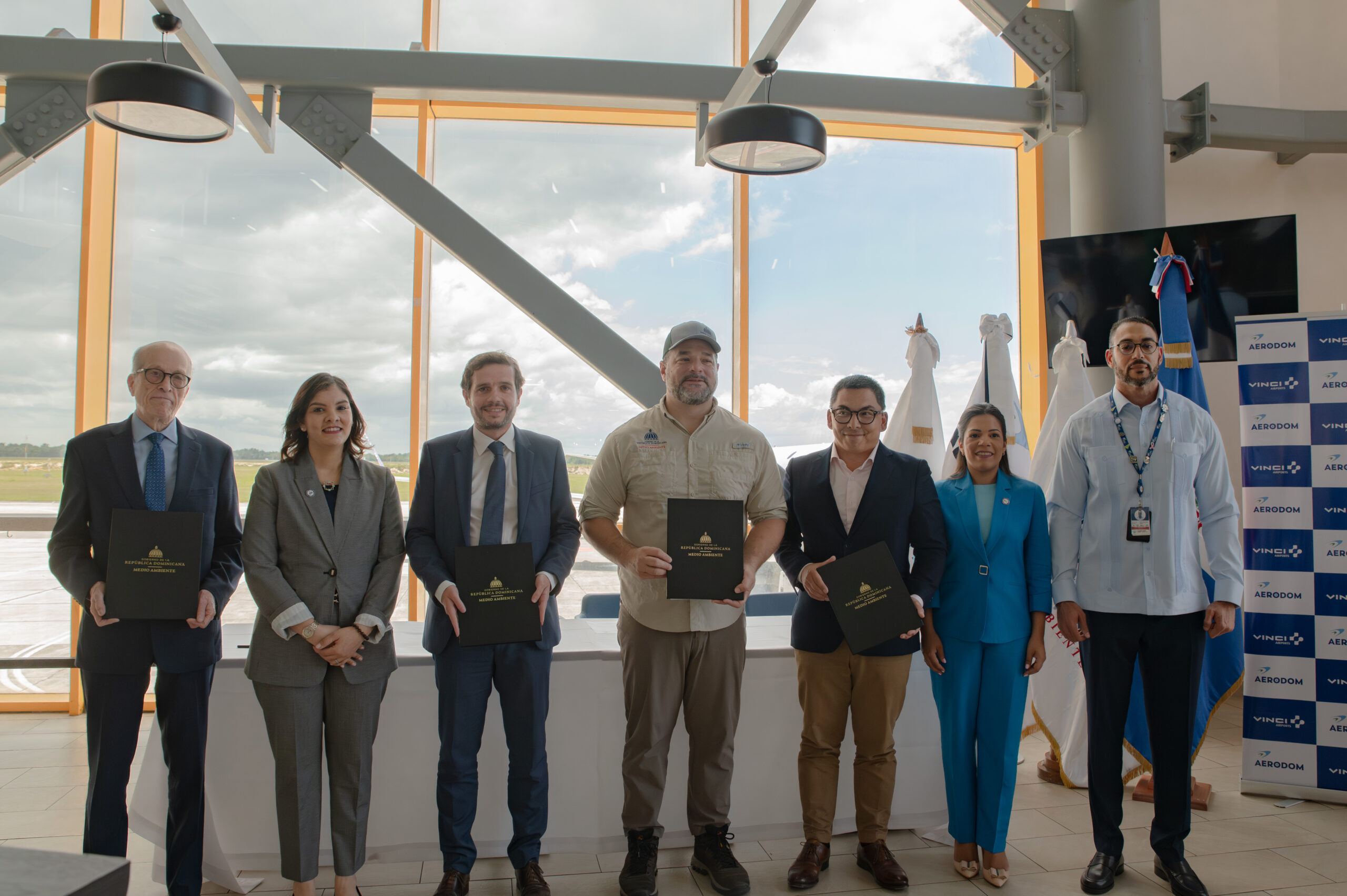 Medio Ambiente y AERODOM firman carta de intención para promover proyecto piloto de carbono azul