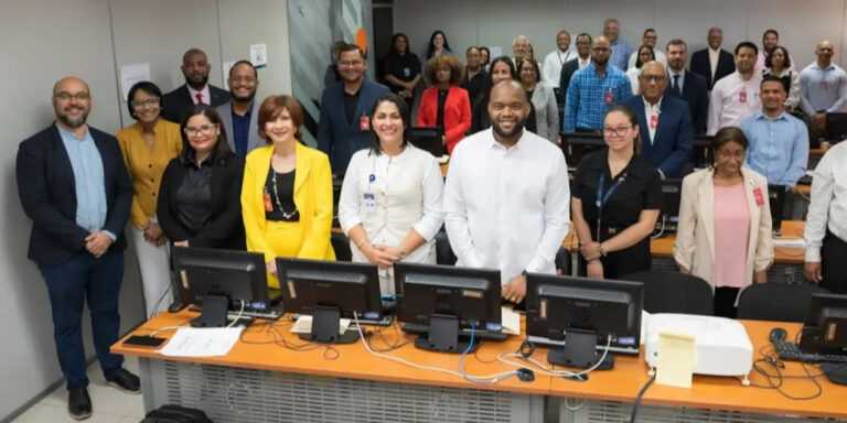 Autoridades y participantes presentes en el taller