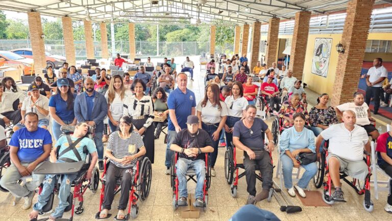 Fundaciones Wheel Chair y Cruz Jiminián entregan sillas de rueda en Puerto Plata y Santiago