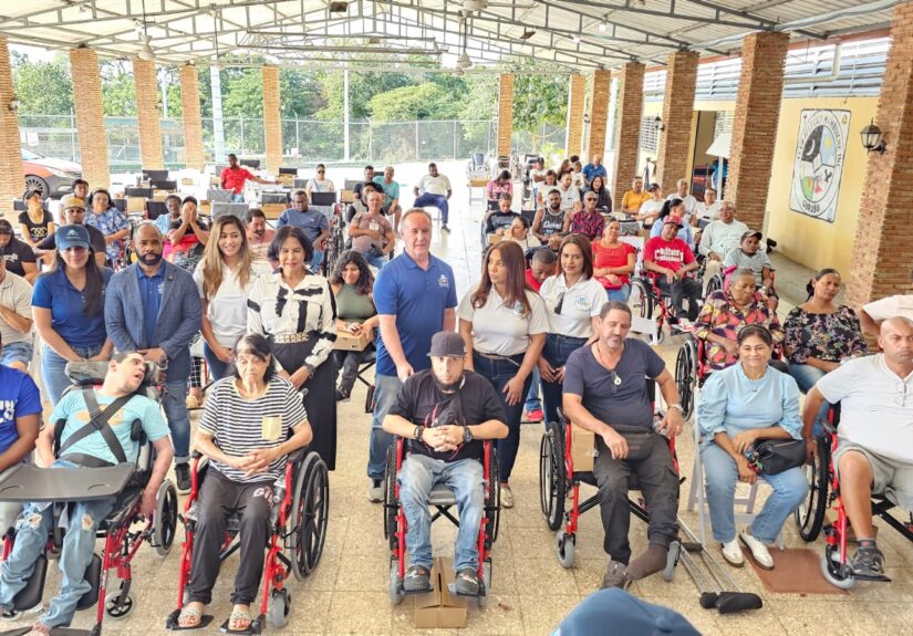 Fundaciones Wheel Chair y Cruz Jiminián entregan sillas de rueda en Puerto Plata y Santiago