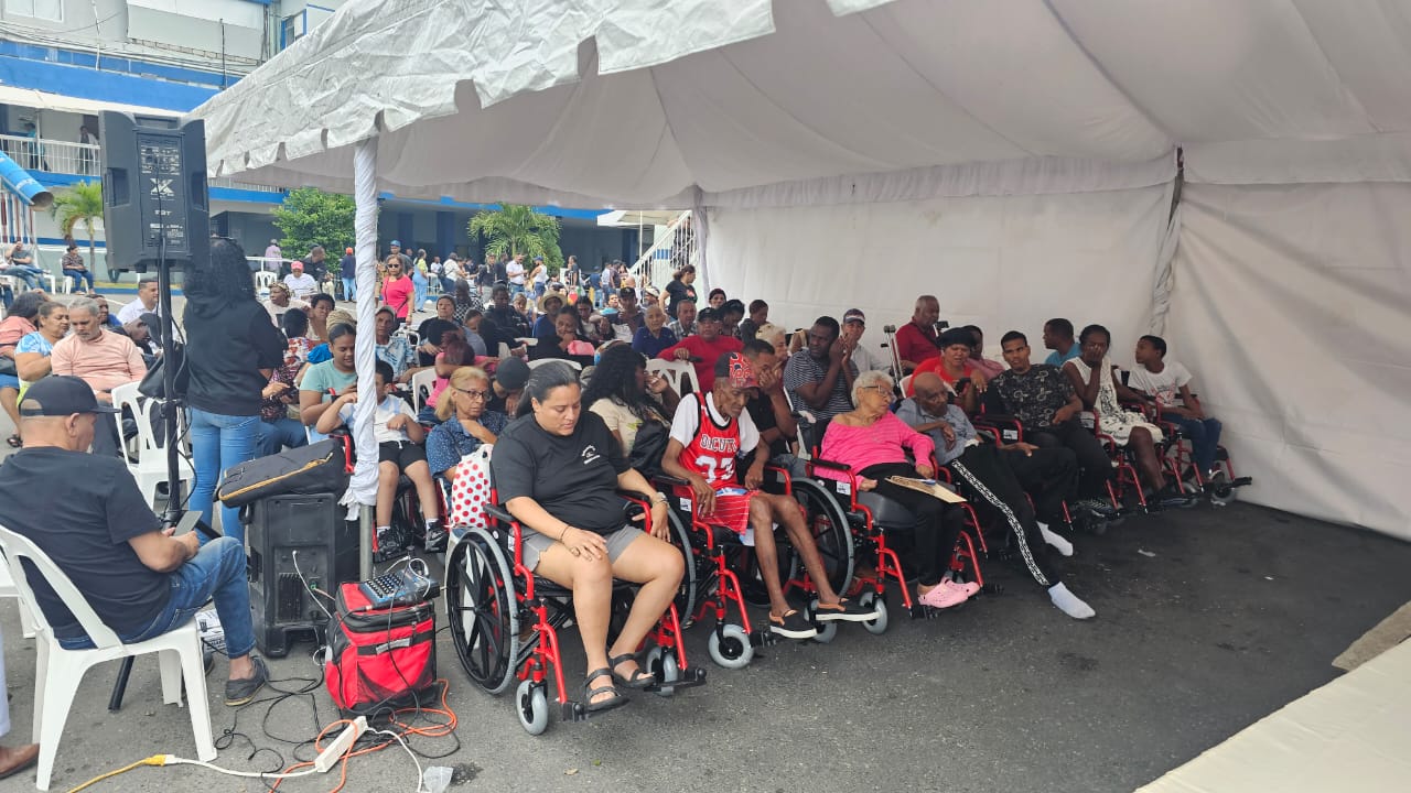 Whellchair Foundation y Fundación Cruz Jiminián beneficia con sillas de ruedas a cientos de personas