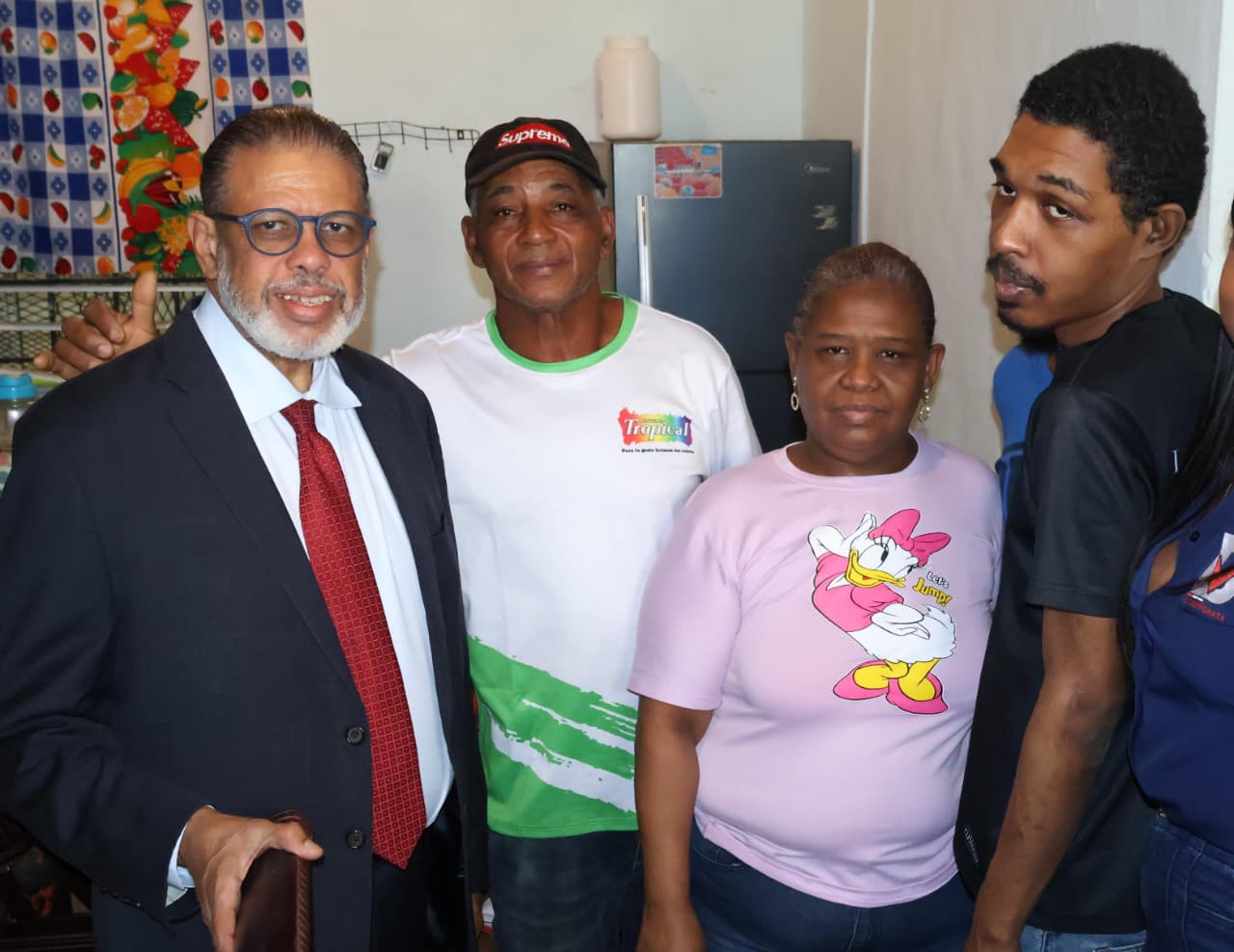 Desarrollo de la Comunidad entrega casa remozada con enseres a familia con hijos con discapacidad