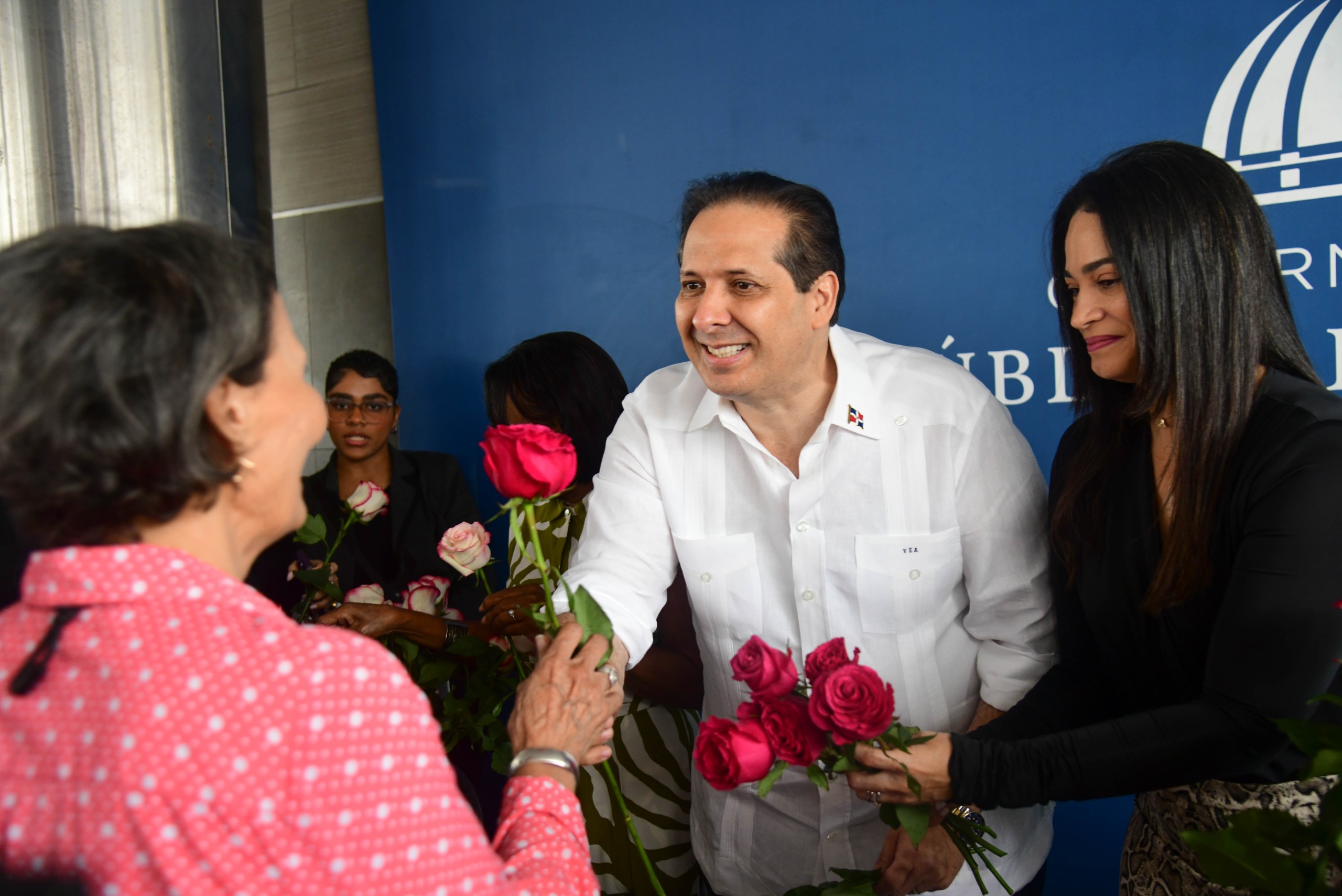 Víctor Atallah destaca el rol fundamental de la mujer en el sector salud y el desarrollo del país