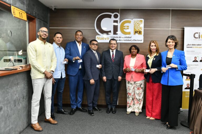 Miembros del Parlacen por República Dominicana reciben nueva cedula de identidad en la JCE