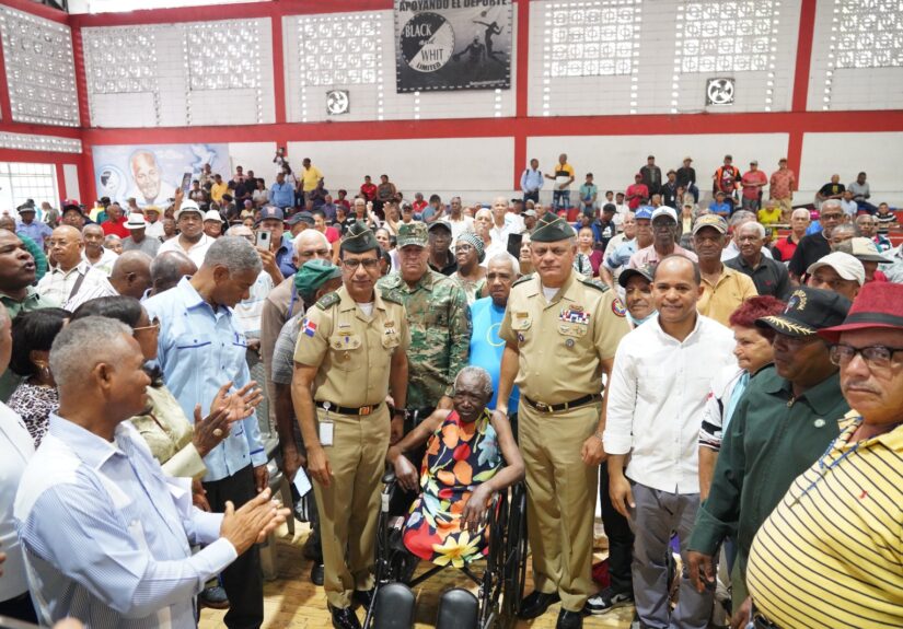 Ministro de Defensa encabeza jornada de asistencia con más de 800 retirados en Villa Duarte