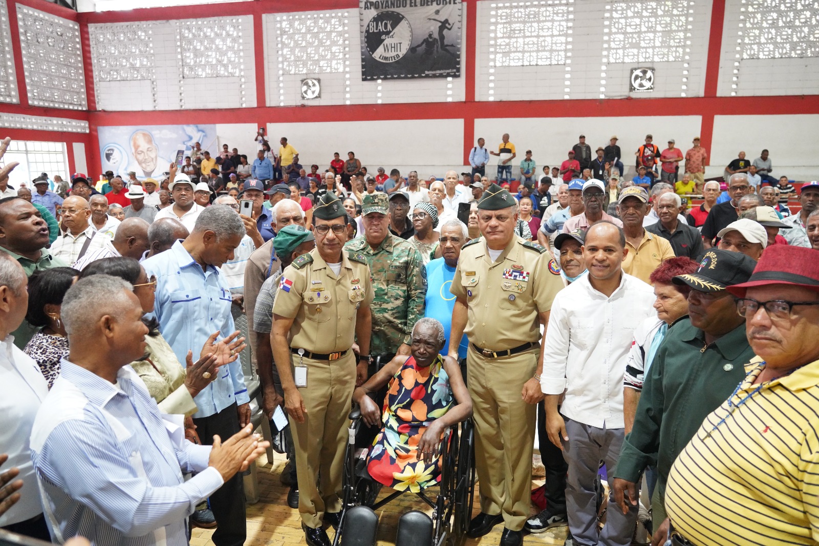 Ministro de Defensa encabeza jornada de asistencia con más de 800 retirados en Villa Duarte