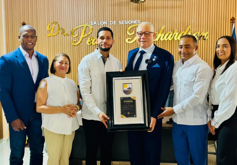 La Otra Banda honra a Pedro Richardson y designa la Sala Capitular con su nombre