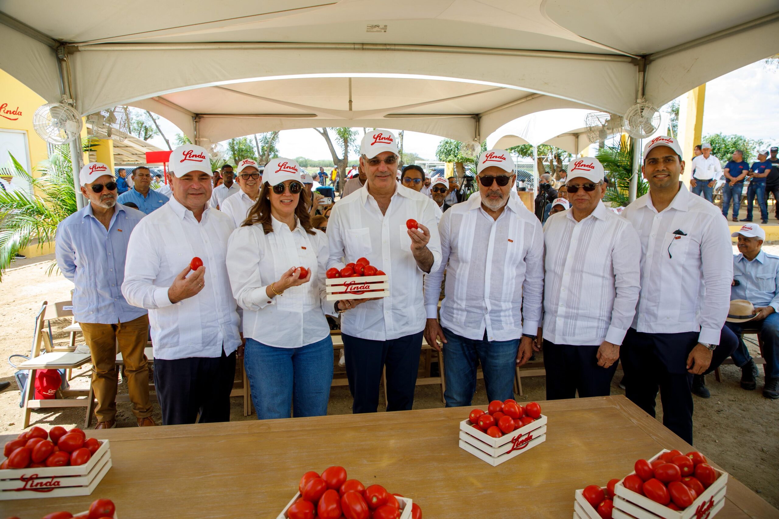 Presidente Abinader visita finca de Productos Linda y destaca la mecanización como clave del presente y futuro de la agricultura dominicana