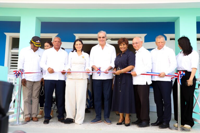 Presidente Abinader inaugura CAIPI junto a directora del INAIPI en Montecristi