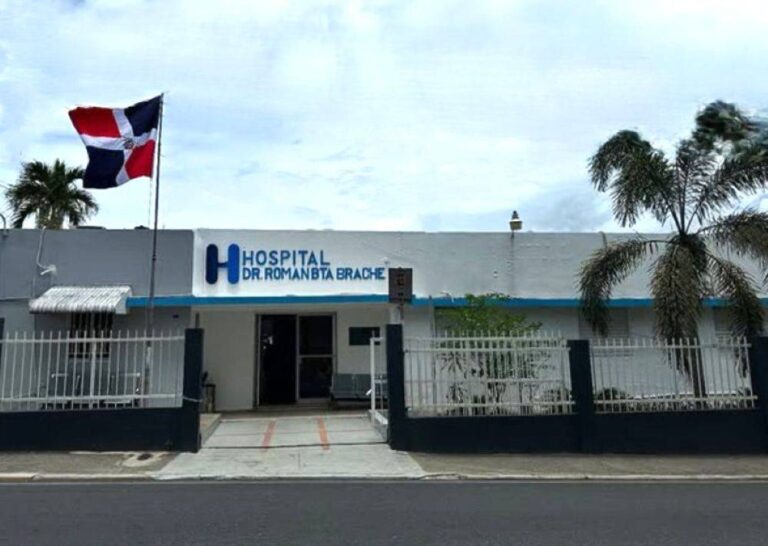 Empleados del hospital Román Bautista Brache, en Salcedo,