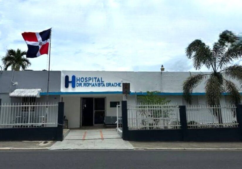 Empleados del hospital Román Bautista Brache, en Salcedo,