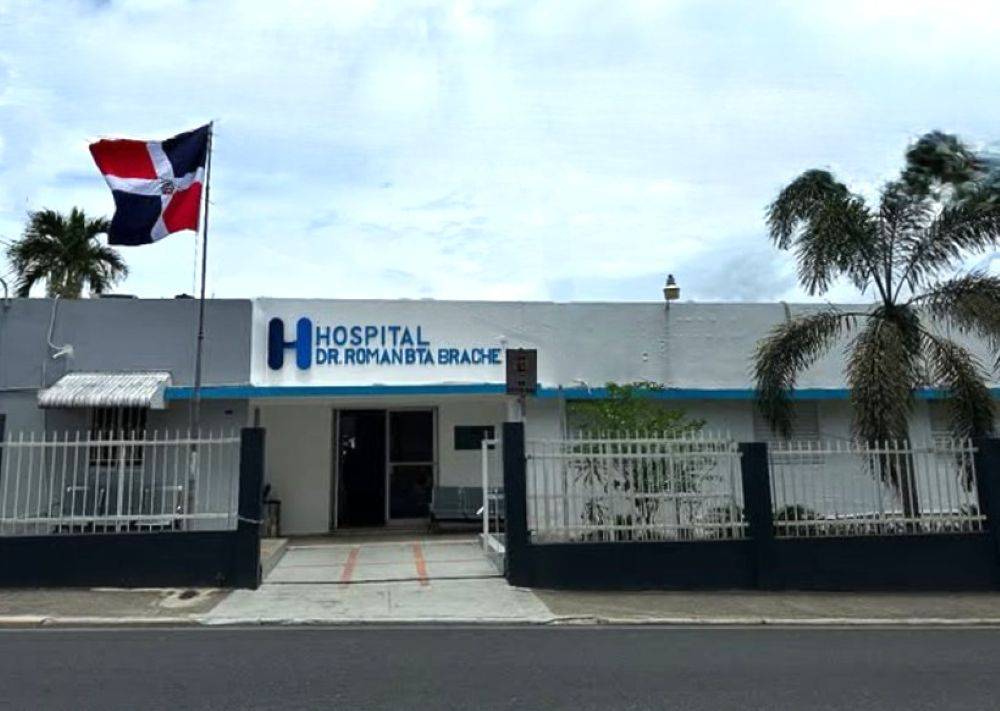 Empleados del hospital Román Bautista Brache, en Salcedo,