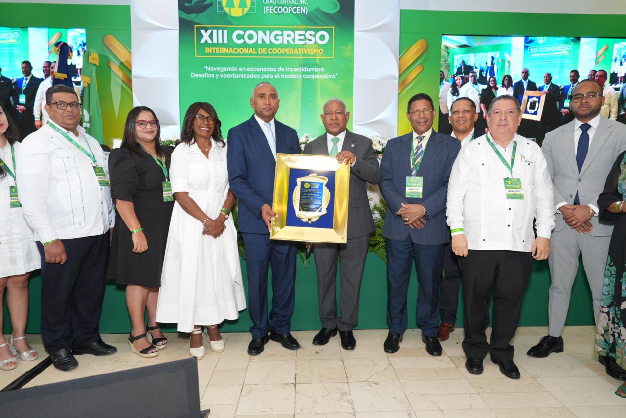 150 cooperativas de seis países reconocen la trayectoria del senador Julito Fulcar c