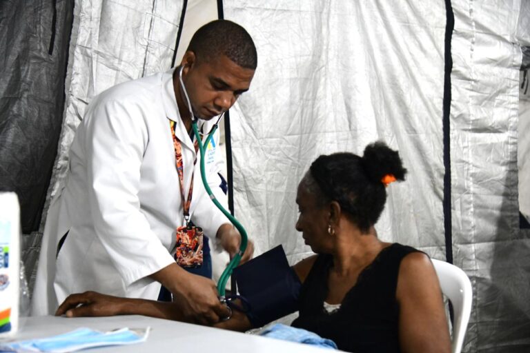 Ministerio de Salud acerca servicios médicos gratuitos a la población de Monte Plata