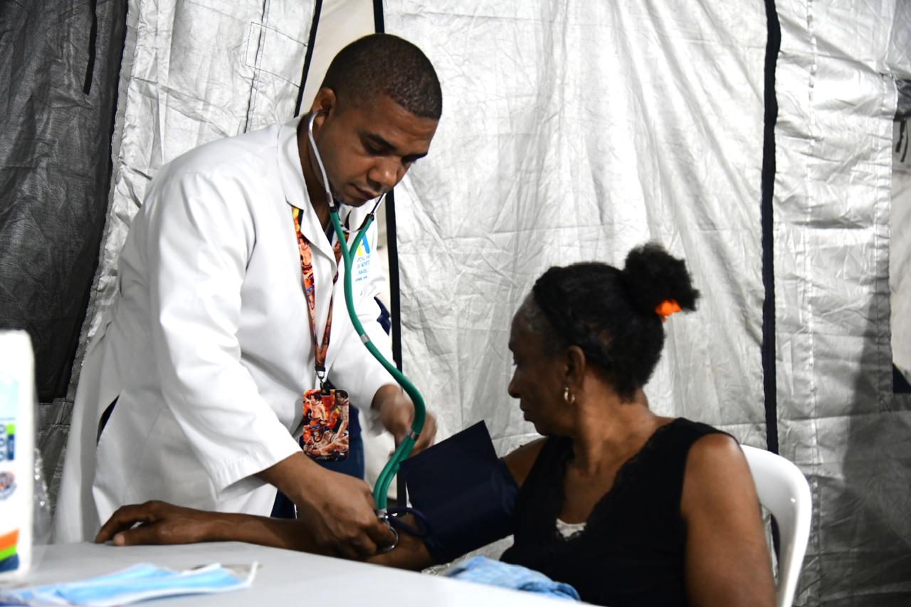 Ministerio de Salud acerca servicios médicos gratuitos a la población de Monte Plata