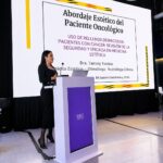 Dra. Tammy Toribio Rivera participa como conferencista en el BAAS Congress 2026  Buenos Aires, Argentina. – La Dra. Tammy Toribio Rivera formó parte del selecto grupo de conferencistas del BAAS Congress 2026, uno de los eventos más relevantes de la medicina estética, dermatología y antienvejecimiento en Latinoamérica, celebrado del 23 al 25 de abril de 2026 en Buenos Aires.  Durante su intervención, la especialista presentó la conferencia titulada “Uso de rellenos dérmicos en pacientes con cáncer: revisión de la seguridad y eficacia en medicina estética”, abordando un tema de alta sensibilidad clínica que vincula la práctica estética con la atención a pacientes oncológicos.  La ponencia se centró en el análisis de la evidencia científica disponible sobre la seguridad de los rellenos dérmicos en este tipo de pacientes, destacando la importancia de una adecuada selección, la evaluación del momento oportuno para realizar los procedimientos y el conocimiento detallado de los tratamientos previos recibidos, como quimioterapia, radioterapia o terapias inmunológicas.  Asimismo, la Dra. Toribio Rivera enfatizó que la aplicación de la medicina estética con criterios médicos rigurosos y respaldo científico puede desempeñar un papel significativo en la recuperación emocional, fortaleciendo la autoestima y contribuyendo a mejorar la calidad de vida de quienes han atravesado procesos oncológicos.  El BAAS Congress 2026 reúne a especialistas, investigadores y líderes del sector para debatir los avances más recientes en ciencia aplicada a la estética, consolidándose como una plataforma clave para la actualización profesional en la región.   Durante tres días, el Centro de Convenciones de Buenos Aires es sede de este importante encuentro que reunió a más de 300 disertantes en siete auditorios en simultáneo, con un programa integral que abarcó áreas como dermatología, cirugía estética, ginecoestética, longevidad, tecnología médica y marketing en salud. El evento también incorporó traducción simultánea asistida por inteligencia artificial, facilitando el acceso a contenidos para una audiencia internacional.  La agenda incluyó el Curso Precongreso 2026, enfocado en formación práctica intensiva, así como una jornada inaugural con disección anatómica en vivo, análisis ecográfico e inyecciones en tiempo real, desarrollada en colaboración con la Universidad Maimónides. El congreso concluye con el reconocido Maratón de Inyectables, una sesión de casos clínicos consecutivos con un enfoque totalmente práctico.