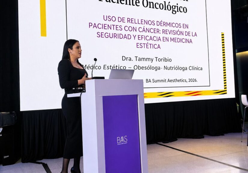 Dra. Tammy Toribio Rivera participa como conferencista en el BAAS Congress 2026  Buenos Aires, Argentina. – La Dra. Tammy Toribio Rivera formó parte del selecto grupo de conferencistas del BAAS Congress 2026, uno de los eventos más relevantes de la medicina estética, dermatología y antienvejecimiento en Latinoamérica, celebrado del 23 al 25 de abril de 2026 en Buenos Aires.  Durante su intervención, la especialista presentó la conferencia titulada “Uso de rellenos dérmicos en pacientes con cáncer: revisión de la seguridad y eficacia en medicina estética”, abordando un tema de alta sensibilidad clínica que vincula la práctica estética con la atención a pacientes oncológicos.  La ponencia se centró en el análisis de la evidencia científica disponible sobre la seguridad de los rellenos dérmicos en este tipo de pacientes, destacando la importancia de una adecuada selección, la evaluación del momento oportuno para realizar los procedimientos y el conocimiento detallado de los tratamientos previos recibidos, como quimioterapia, radioterapia o terapias inmunológicas.  Asimismo, la Dra. Toribio Rivera enfatizó que la aplicación de la medicina estética con criterios médicos rigurosos y respaldo científico puede desempeñar un papel significativo en la recuperación emocional, fortaleciendo la autoestima y contribuyendo a mejorar la calidad de vida de quienes han atravesado procesos oncológicos.  El BAAS Congress 2026 reúne a especialistas, investigadores y líderes del sector para debatir los avances más recientes en ciencia aplicada a la estética, consolidándose como una plataforma clave para la actualización profesional en la región.   Durante tres días, el Centro de Convenciones de Buenos Aires es sede de este importante encuentro que reunió a más de 300 disertantes en siete auditorios en simultáneo, con un programa integral que abarcó áreas como dermatología, cirugía estética, ginecoestética, longevidad, tecnología médica y marketing en salud. El evento también incorporó traducción simultánea asistida por inteligencia artificial, facilitando el acceso a contenidos para una audiencia internacional.  La agenda incluyó el Curso Precongreso 2026, enfocado en formación práctica intensiva, así como una jornada inaugural con disección anatómica en vivo, análisis ecográfico e inyecciones en tiempo real, desarrollada en colaboración con la Universidad Maimónides. El congreso concluye con el reconocido Maratón de Inyectables, una sesión de casos clínicos consecutivos con un enfoque totalmente práctico.