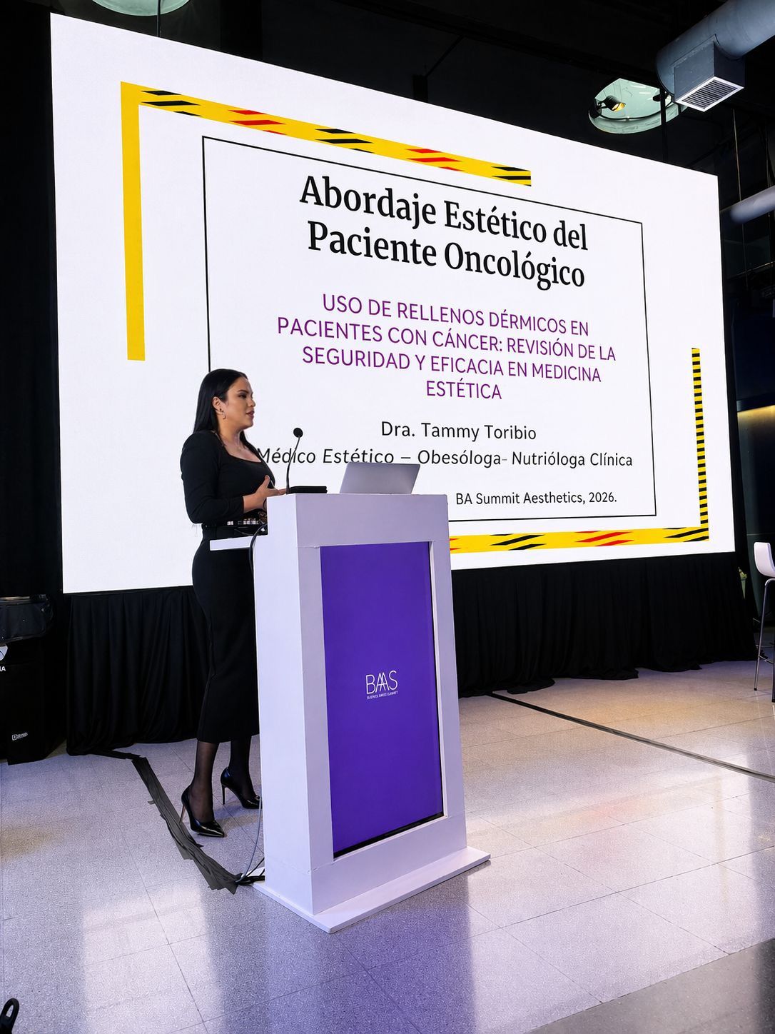 Dra. Tammy Toribio Rivera participa como conferencista en el BAAS Congress 2026  Buenos Aires, Argentina. – La Dra. Tammy Toribio Rivera formó parte del selecto grupo de conferencistas del BAAS Congress 2026, uno de los eventos más relevantes de la medicina estética, dermatología y antienvejecimiento en Latinoamérica, celebrado del 23 al 25 de abril de 2026 en Buenos Aires.  Durante su intervención, la especialista presentó la conferencia titulada “Uso de rellenos dérmicos en pacientes con cáncer: revisión de la seguridad y eficacia en medicina estética”, abordando un tema de alta sensibilidad clínica que vincula la práctica estética con la atención a pacientes oncológicos.  La ponencia se centró en el análisis de la evidencia científica disponible sobre la seguridad de los rellenos dérmicos en este tipo de pacientes, destacando la importancia de una adecuada selección, la evaluación del momento oportuno para realizar los procedimientos y el conocimiento detallado de los tratamientos previos recibidos, como quimioterapia, radioterapia o terapias inmunológicas.  Asimismo, la Dra. Toribio Rivera enfatizó que la aplicación de la medicina estética con criterios médicos rigurosos y respaldo científico puede desempeñar un papel significativo en la recuperación emocional, fortaleciendo la autoestima y contribuyendo a mejorar la calidad de vida de quienes han atravesado procesos oncológicos.  El BAAS Congress 2026 reúne a especialistas, investigadores y líderes del sector para debatir los avances más recientes en ciencia aplicada a la estética, consolidándose como una plataforma clave para la actualización profesional en la región.   Durante tres días, el Centro de Convenciones de Buenos Aires es sede de este importante encuentro que reunió a más de 300 disertantes en siete auditorios en simultáneo, con un programa integral que abarcó áreas como dermatología, cirugía estética, ginecoestética, longevidad, tecnología médica y marketing en salud. El evento también incorporó traducción simultánea asistida por inteligencia artificial, facilitando el acceso a contenidos para una audiencia internacional.  La agenda incluyó el Curso Precongreso 2026, enfocado en formación práctica intensiva, así como una jornada inaugural con disección anatómica en vivo, análisis ecográfico e inyecciones en tiempo real, desarrollada en colaboración con la Universidad Maimónides. El congreso concluye con el reconocido Maratón de Inyectables, una sesión de casos clínicos consecutivos con un enfoque totalmente práctico.